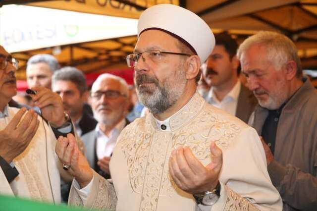 Diyanet İşleri Başkanı Ali Erbaş, annesinin cenaze namazını kıldırdı