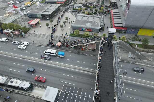 'Efsane Kasım' indirimi için AVM önünde metrelerce kuyruk oluştu