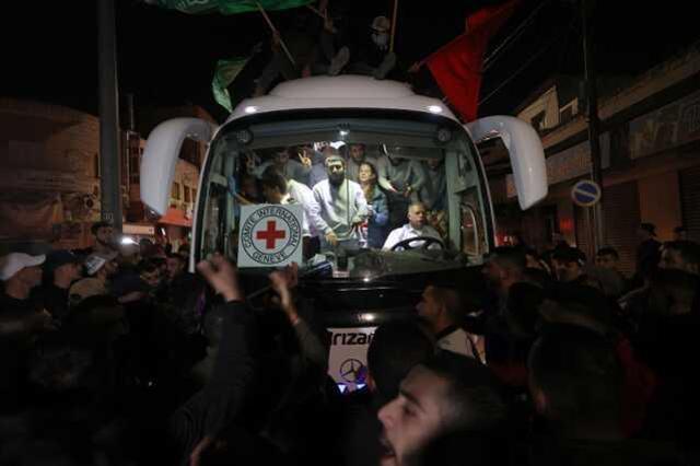 İsrail ve Hamas arasında 3. rehine takası! Kızılhaç 17 kişiyi teslim aldı