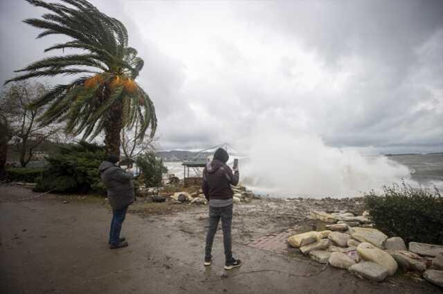 Zonguldak'ı 1 hafta arayla ikinci kez fırtına vurdu: AFAD ve jandarma 'Sahile yaklaşmayın' uyarısı yapmaya başladı