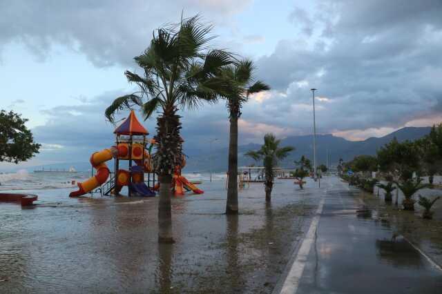 Depremde çöken İskenderun Körfezi'nde kuvvetli yağış sonrası denizle kara birleşti