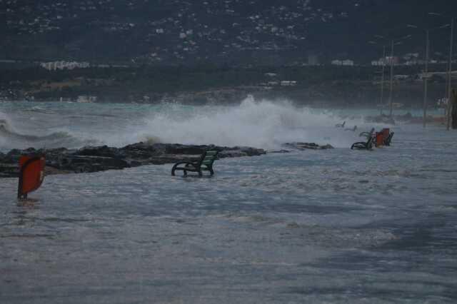 Depremde çöken İskenderun Körfezi'nde kuvvetli yağış sonrası denizle kara birleşti
