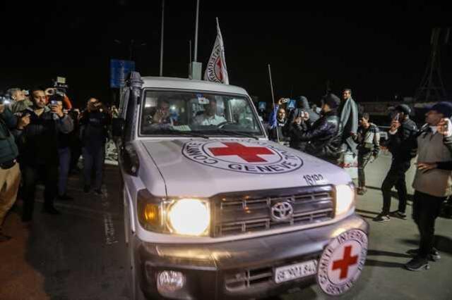 Esir takasına damga vuran görüntü! İsrailli rehine, Kassam Tugayına aşık mı oldu?