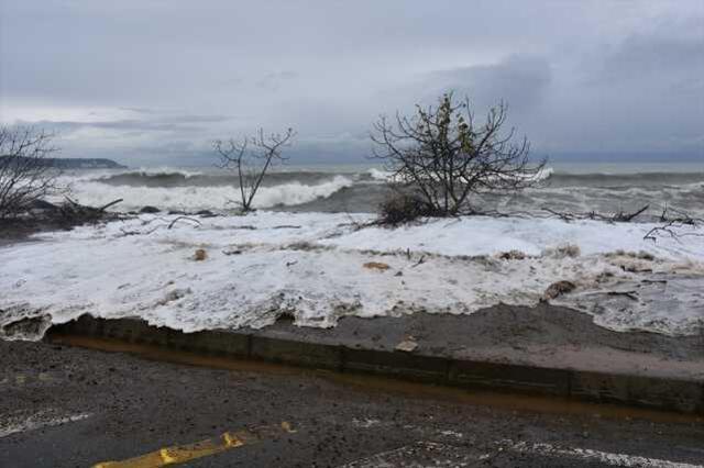 Trabzon'da Dalgalara Kapılan 2 Kişinin Arama Çalışmaları Başlatıldı