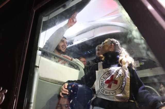 Ateşkes 2 gün daha uzatıldı! İsrail'in gün yüzü göstermediği 33 Filistinli daha serbest kaldı