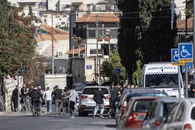 İsrail Güçleri, Filistinli mahkumları serbest bıraktıktan sonra Ramallah'da yüzlerce Filistinliyi gözaltına aldı