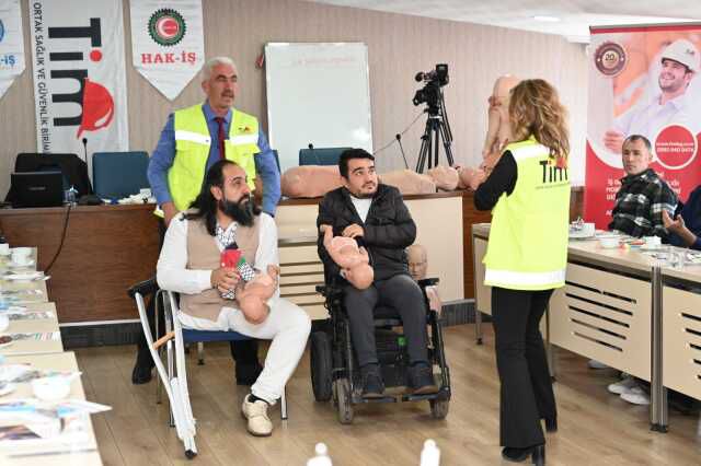 Koltuk değneğini fırlatan engelli, arkadaşını Heimlich manevrası ile hayata döndürdü
