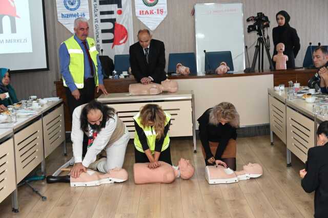 Koltuk değneğini fırlatan engelli, arkadaşını Heimlich manevrası ile hayata döndürdü