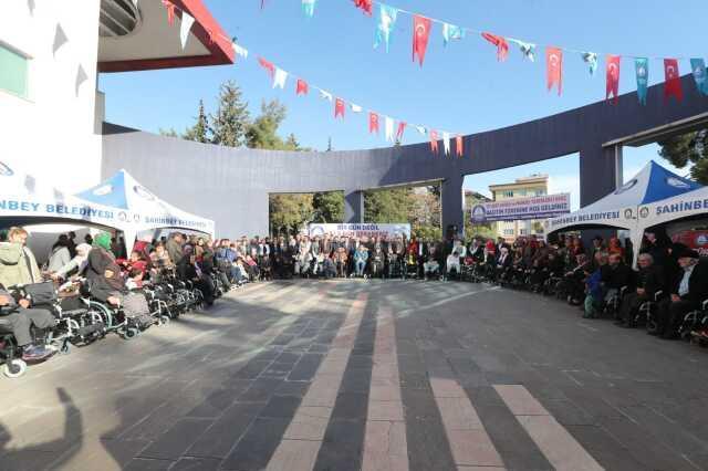 Engelli vatandaşa akülü ve manuel tekerlikli sandalye