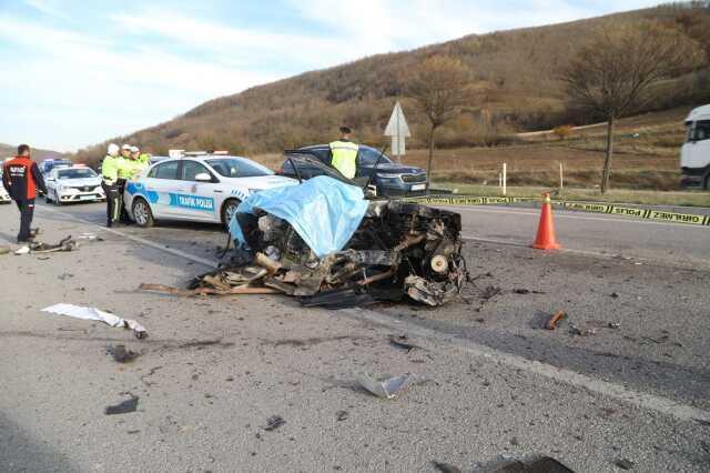 Samsun'da yolcu otobüsüyle otomobilin çarpışması sonucu 2 kişi öldü, 3 kişi yaralandı