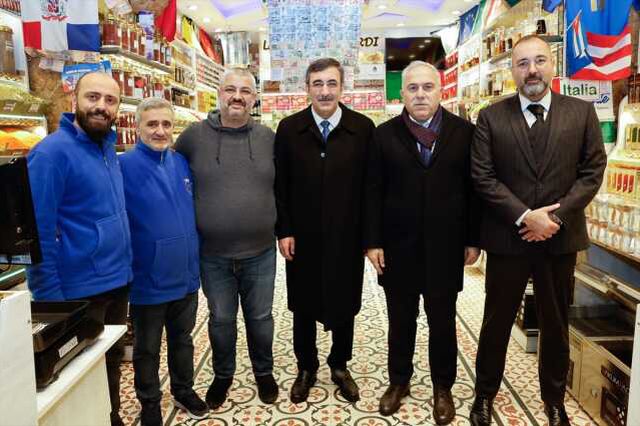 Cumhurbaşkanı Yardımcısı Cevdet Yılmaz, Mısır Çarşısı'nda vatandaşlarla bir araya geldi