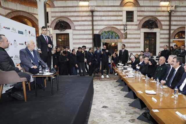 Cumhurbaşkanı Yardımcısı Cevdet Yılmaz, Mısır Çarşısı'nda vatandaşlarla bir araya geldi