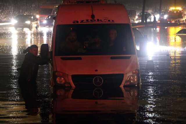 Gaziantep'te sağanak yağış nedeniyle yollar göle döndü