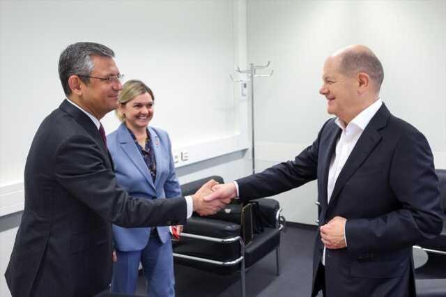 Özgür Özel, Berlin'de; Almanya Sosyal Demokrat Partisi Kongresi'ne Katıldı