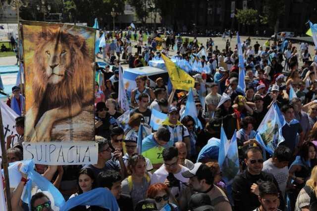 Arjantin'de Javier dönemi resmen başladı! Halka seslendiği ilk konuşmasında 'Para yok' dedi