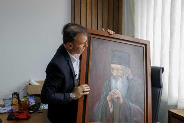 Kosova'nın Leposaviç belediye başkanı Lulzim Hetemi Arnavut ve Sırplar arasında yaşanan gerilimden dolayı 7 aydır ofisinden çıkamıyor