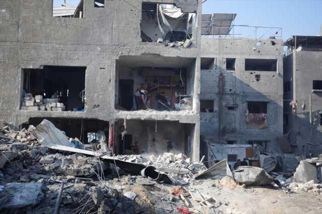 Filistin resmi haber ajansı WAFA: İsrail'in Gazze Şeridi'nin güneyindeki Refah kentine düzenlediği saldırılarda 25 Filistinli öldürüldü