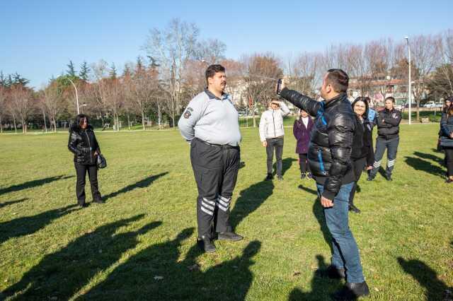 Güvenlik personeline uygulamalı eğitim! Yüzlerine biber gazı sıktılar
