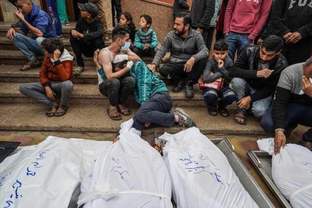 İsrail saldırısında ölen oğluna bisküvi veren Filistinli babanın vedası