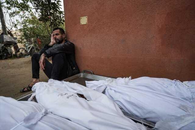 İsrail saldırısında ölen oğluna bisküvi veren Filistinli babanın vedası