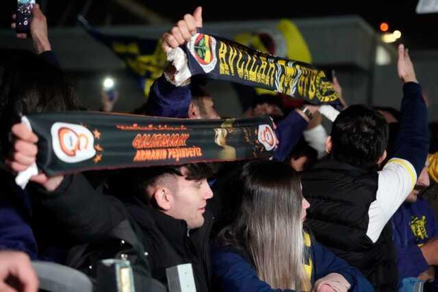 Ezeli rekabet ebedi dostluk! Fenerbahçe ve Galatasaray taraftarından tarihi anlar