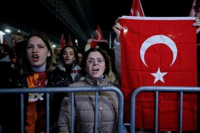 Suudi Arabistan'daki Süper Kupa finalinin iptal olmasının ardından Galatasaray ve Fenerbahçe yurda döndü