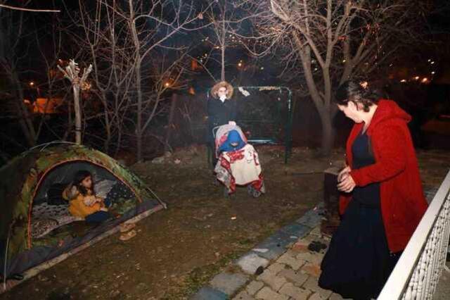 Hakkari'de peş peşe korkutan depremler