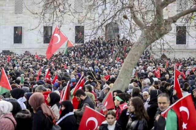 Galata Köprüsü'ndeki yürüyüşe kaç kişi katıldı? Merak edilen rakam açıklandı