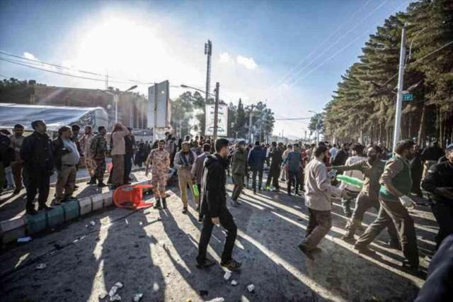 İran'da terör saldırısı sonrası Cemkeran Camisi'ne intikam bayrağı çekildi
