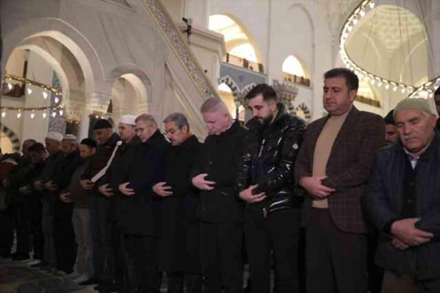 9 şehidimiz için İstanbul'daki camilerde sabah namazında dua edildi