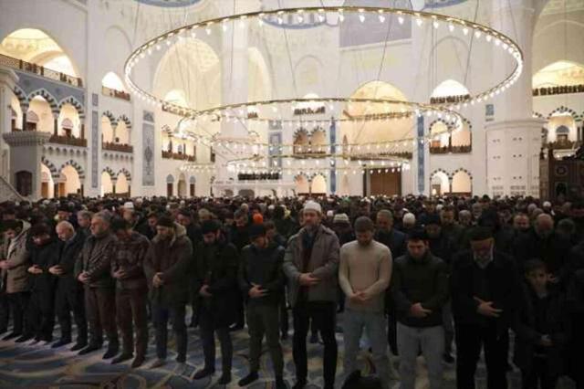 9 şehidimiz için İstanbul'daki camilerde sabah namazında dua edildi