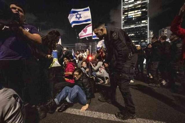 Tel Aviv'de erken seçim talebiyle gösteri düzenlendi