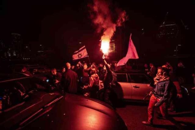 Tel Aviv'de erken seçim talebiyle gösteri düzenlendi