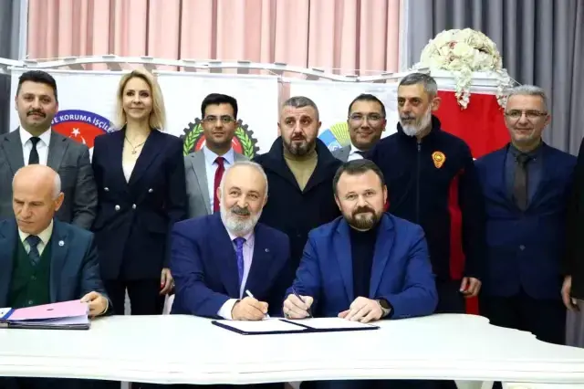 Yapılan zam mest olan işçiler, belediye başkanını omuzlara çıkardı