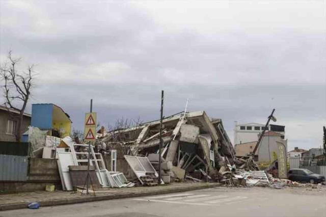 Ümraniye'de metro çalışmasının yapıldığı alanda 2 bina çöktü! O anlar saniye saniye kamerada