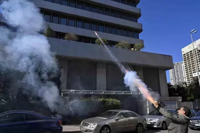 Lübnan'da Mevduat Sahipleri Merkez Bankası'na Karşı Protesto Düzenledi