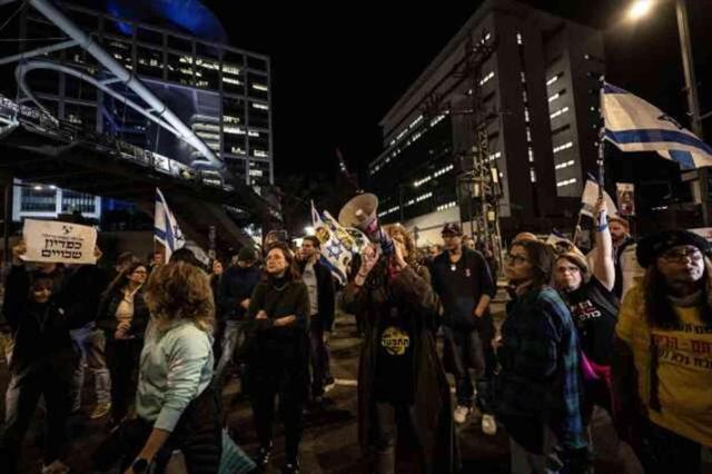 İsrail'in başkenti Tel Aviv'de on binlerce kişi yürüyüş düzenledi: Hemen şimdi erken seçim