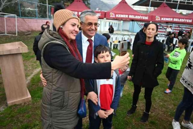 Kemer Belediyesi Futbol Okulu'nda formalar dağıtıldı