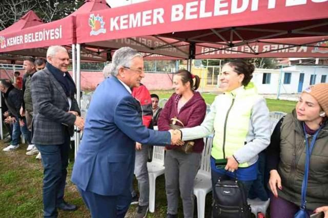 Kemer Belediyesi Futbol Okulu'nda formalar dağıtıldı