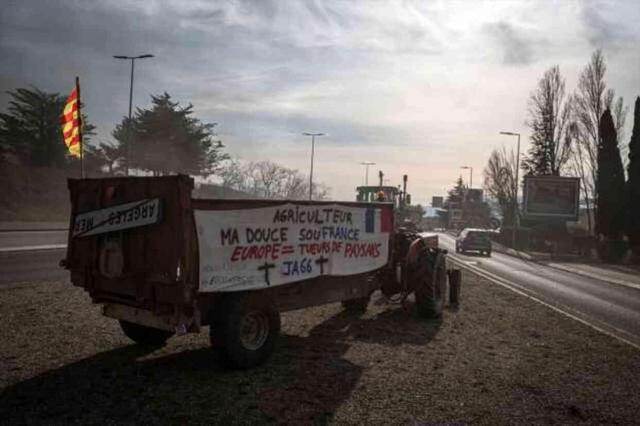 Fransa'da eylemler büyüyor! Çiftçiler gümrük ofisini ateşe verdi, sendikaların hedefinde başkent var