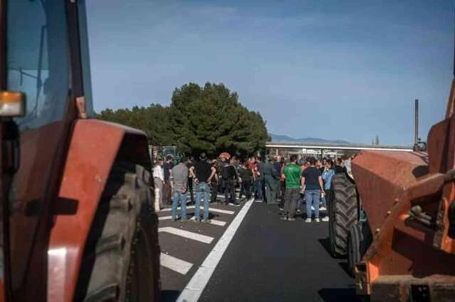 Fransa'da eylemler büyüyor! Çiftçiler gümrük ofisini ateşe verdi, sendikaların hedefinde başkent var