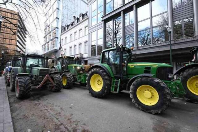 Belçika'da çiftçiler Avrupa Parlamentosu'nu kuşattı