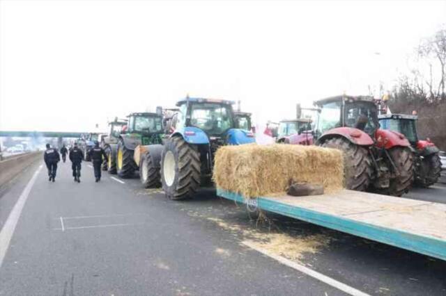 Belçika'da çiftçiler Avrupa Parlamentosu'nu kuşattı, ana yollar kapandı
