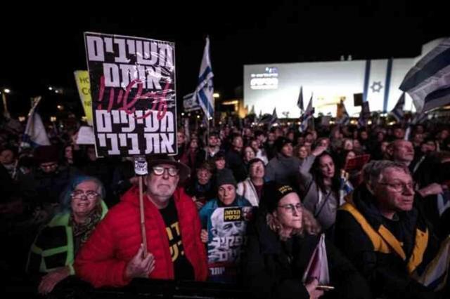 Tel Aviv'de Binlerce Kişi Netanyahu Hükümetini Protesto Etti