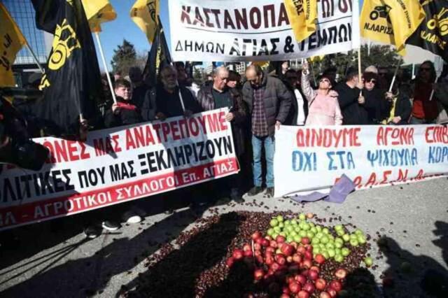 Yunanistan'da çiftçiler traktörleriyle eylem yaptı