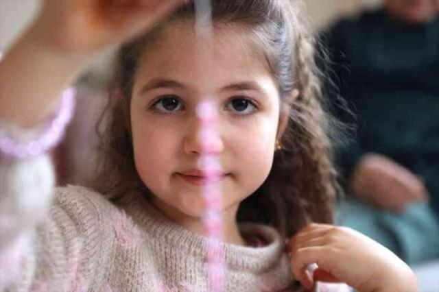 Enkazdan çıktığında su vermek isteyenlere 'daha muayene olmadım' diyen minik Hazal, öğretmen olmak istiyor