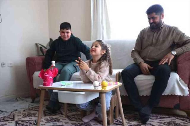 Enkazdan çıktığında su vermek isteyenlere 'daha muayene olmadım' diyen minik Hazal, öğretmen olmak istiyor