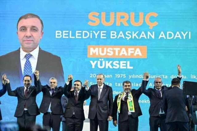 Şanlıurfa aday tanıtım toplantısında ilginç anlar! Erdoğan'a yakın durmak için birbirleriyle itiştiler