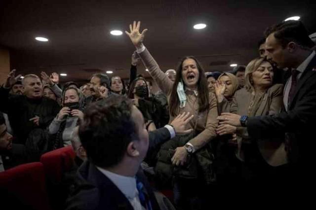İYİ Parti'nin aday tanıtım toplantısında protesto! İstifa sloganları atıldı