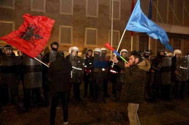Arnavutluk'ta muhalifler, hükümet binasına molotof kokteylli saldırı düzenledi